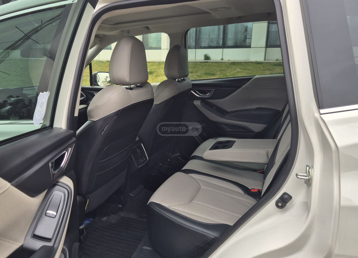 Subaru Limited 4dr All-Wheel Drive CV — миниатюра 8