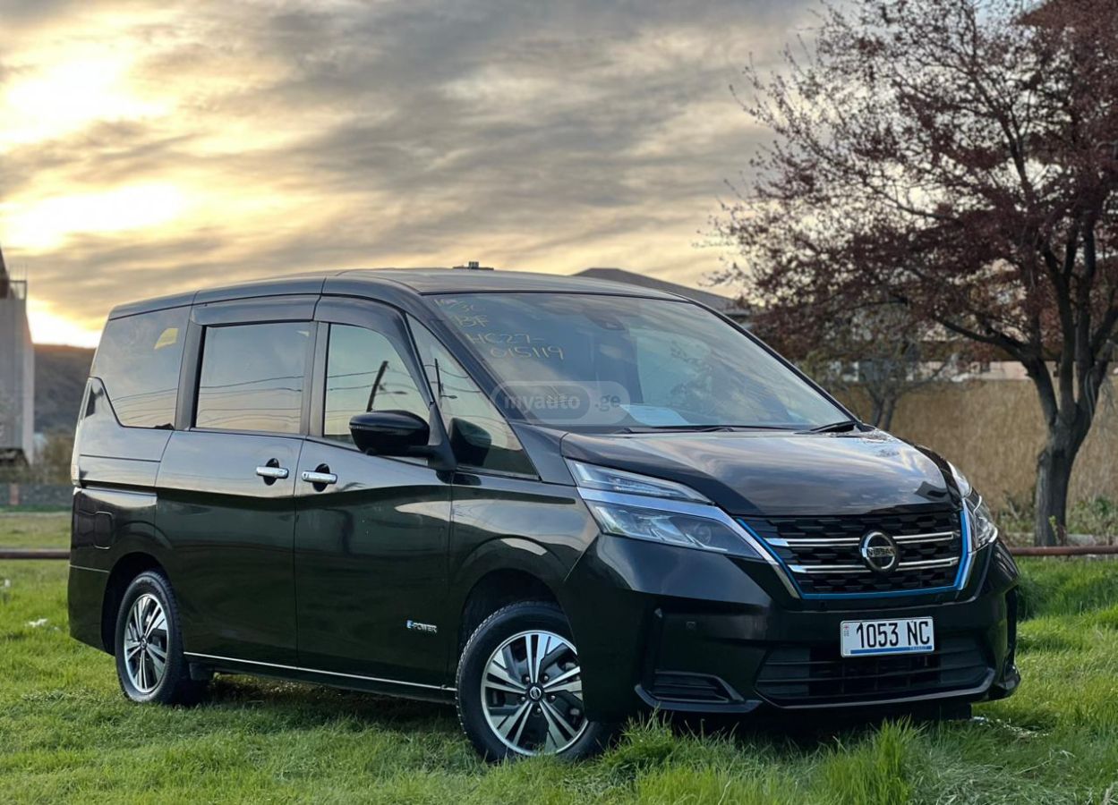 Nissan Serena - фото 1