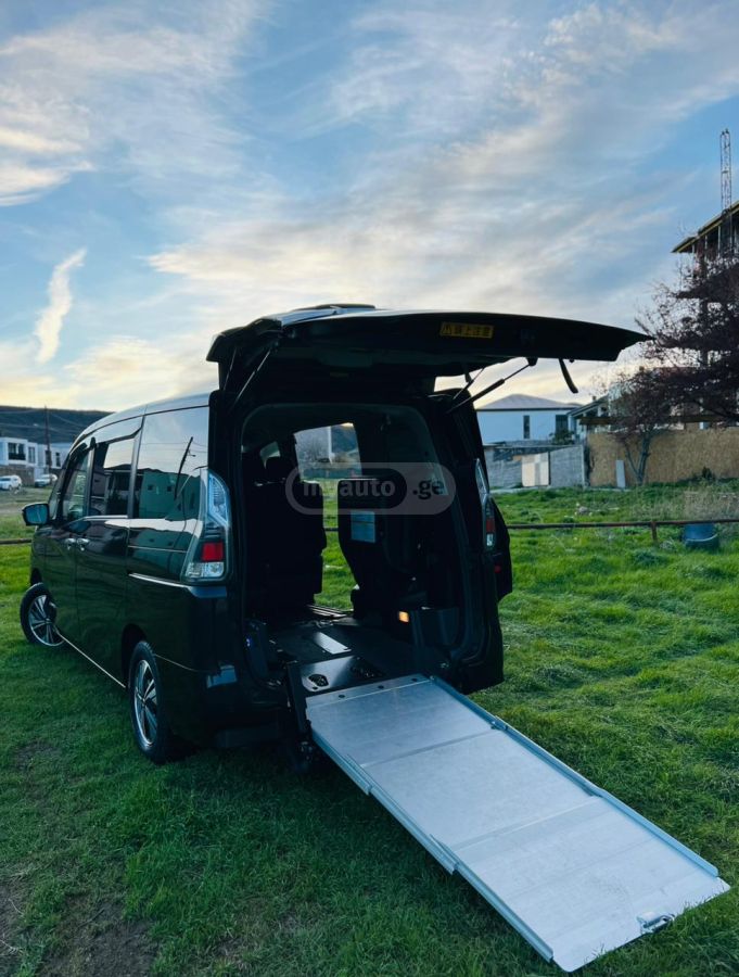 Nissan Serena - фото 4