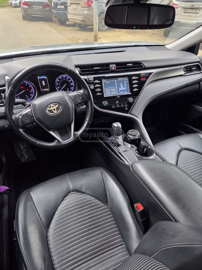 Toyota Camry - фото 1