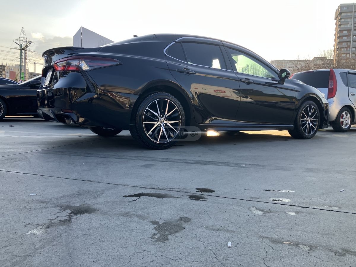 Toyota Camry - фото 1