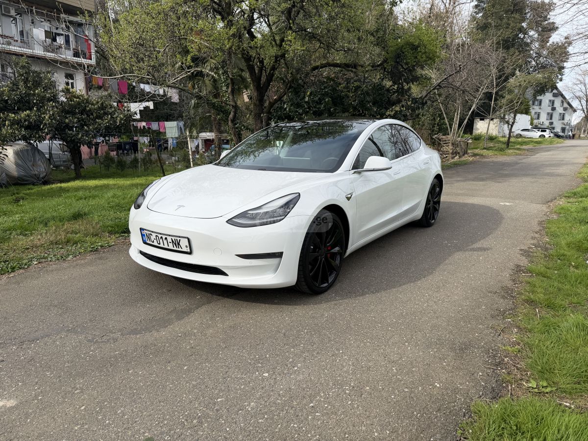 Tesla Model 3 - фото 1
