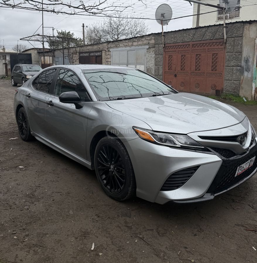 Toyota Camry - фото 1