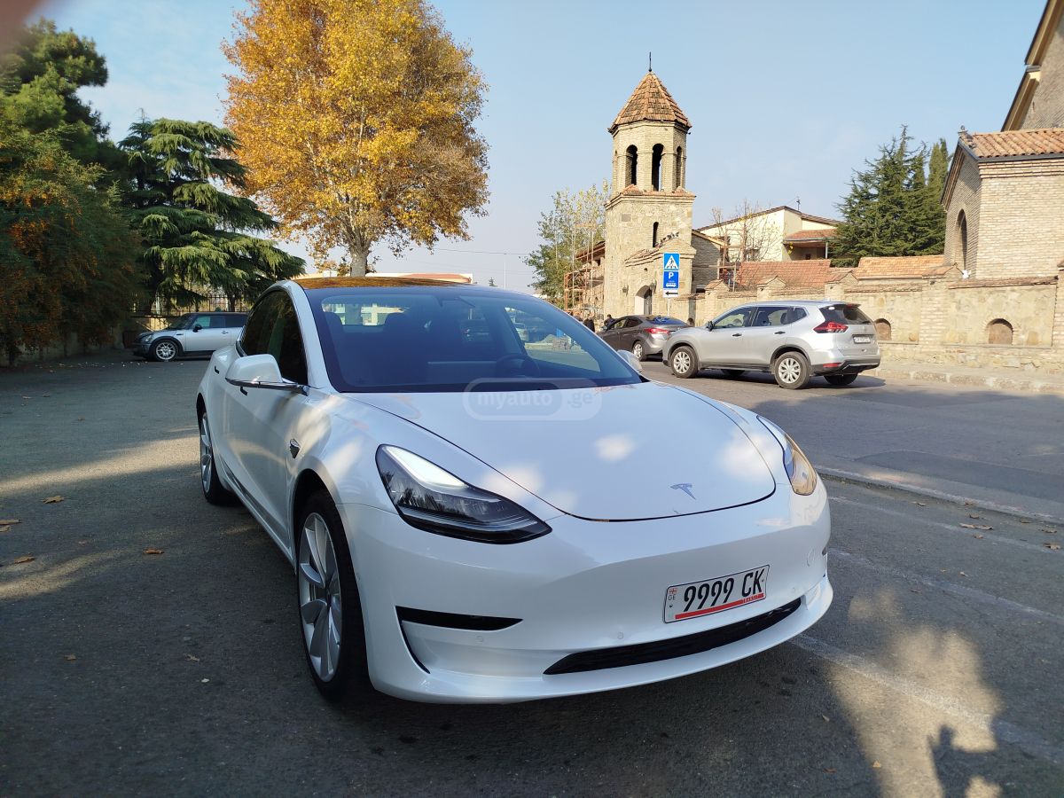 Tesla Model 3 - фото 1