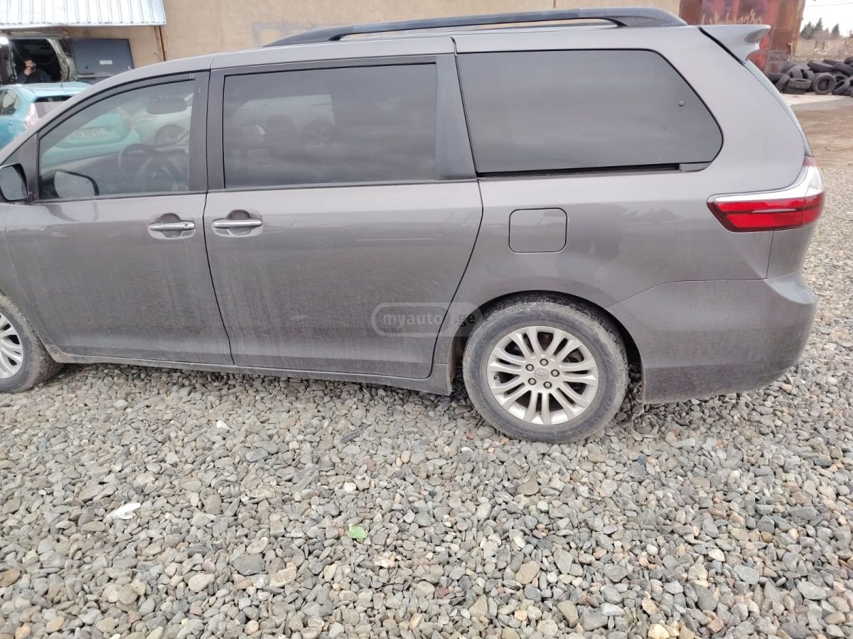 Toyota Sienna - фото 7