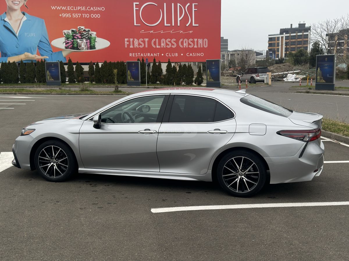 Toyota SE 4dr Front-Wheel Drive Sedan — миниатюра 2