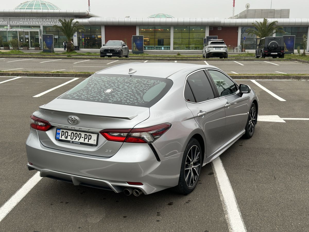 Toyota SE 4dr Front-Wheel Drive Sedan — миниатюра 4