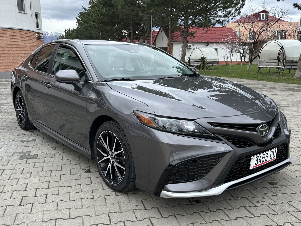 Toyota Camry - фото 1