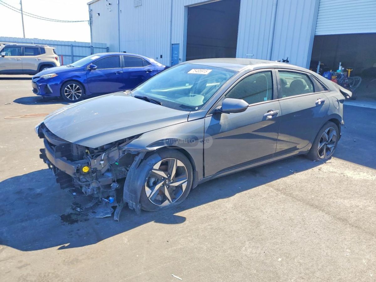 Hyundai Elantra - фото 1