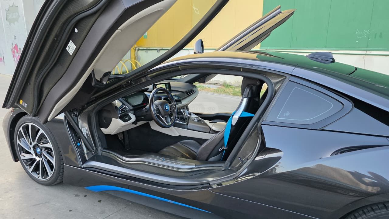 BMW I8 - фото 4