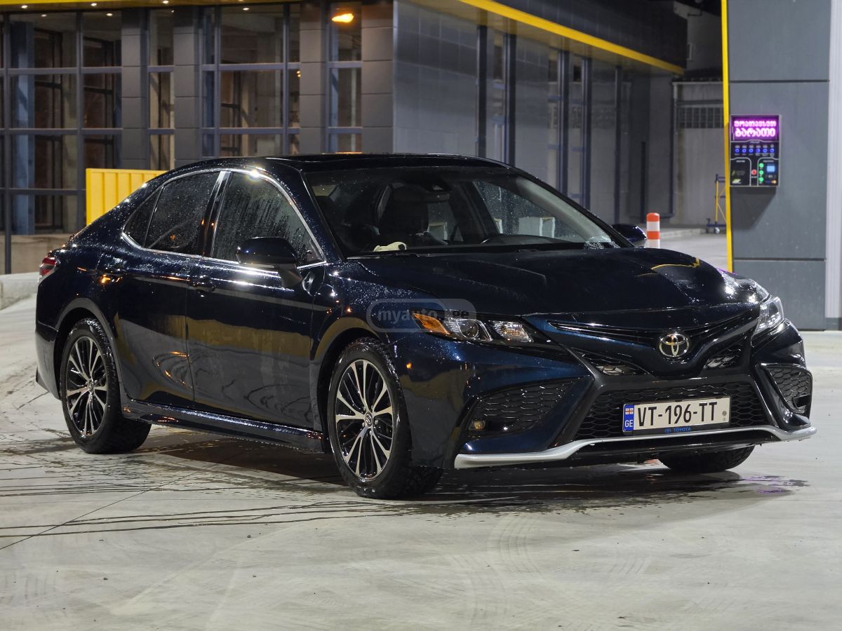 Toyota Camry - фото 1