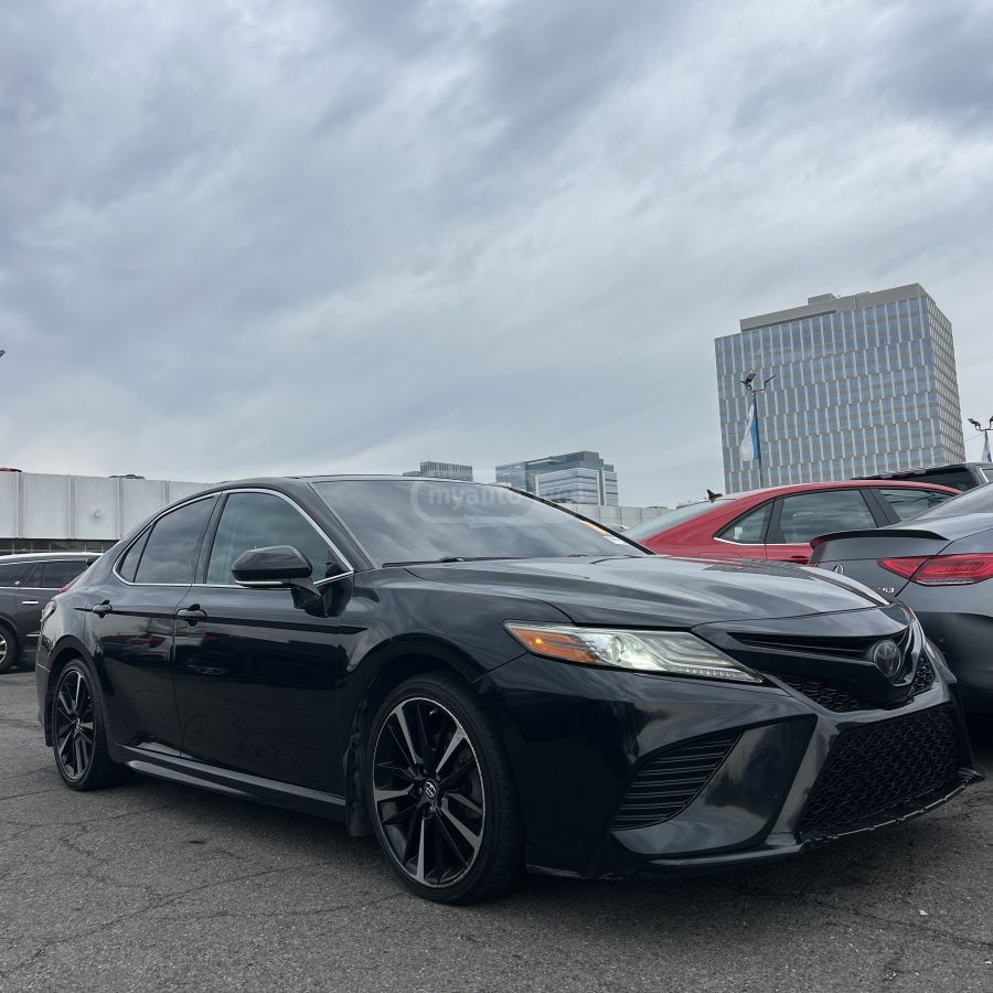 Toyota Camry - фото 1