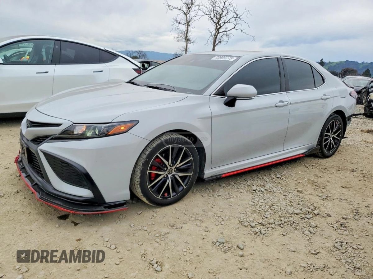 Toyota Camry - фото 1