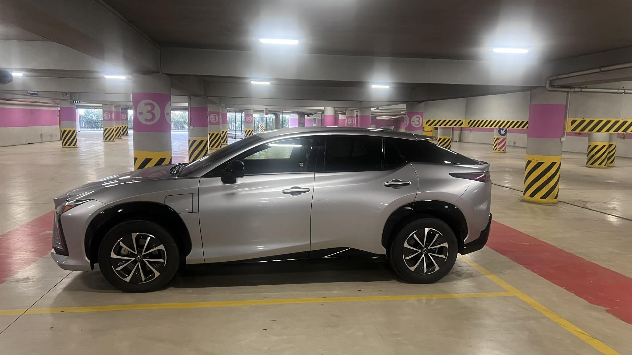 Lexus RZ 450e 2025 — миниатюра 3