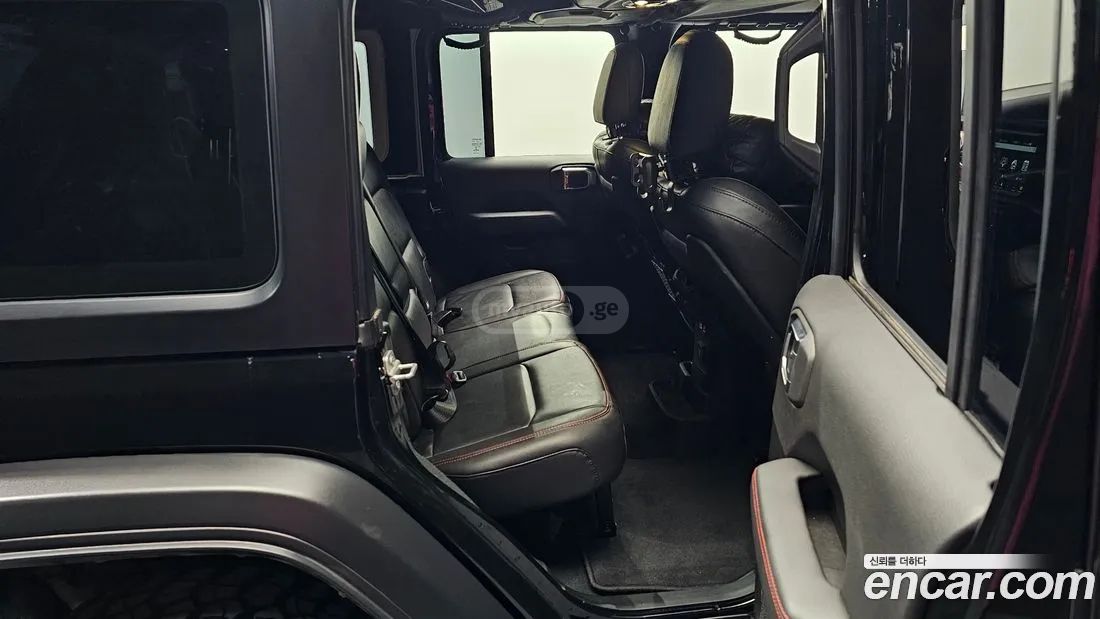 Jeep Wrangler - фото 12