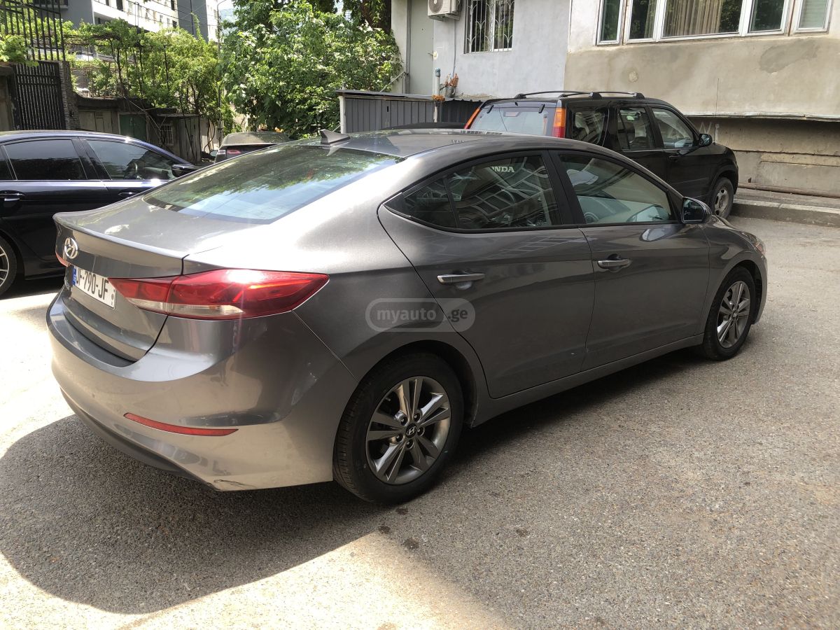Hyundai Elantra - фото 1