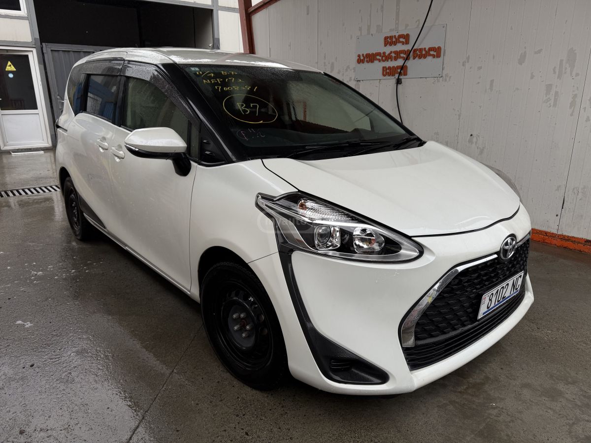 Toyota Sienta - фото 2