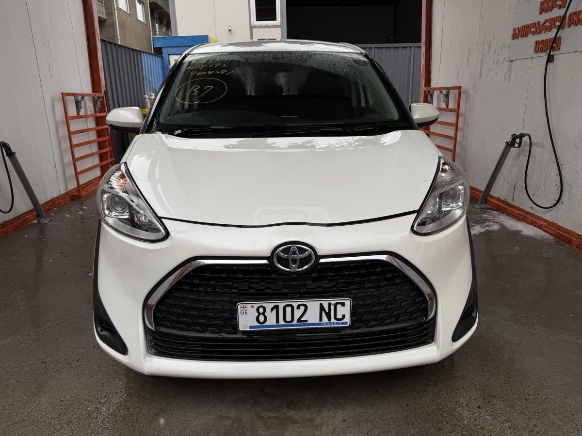 Toyota Sienta - фото 3