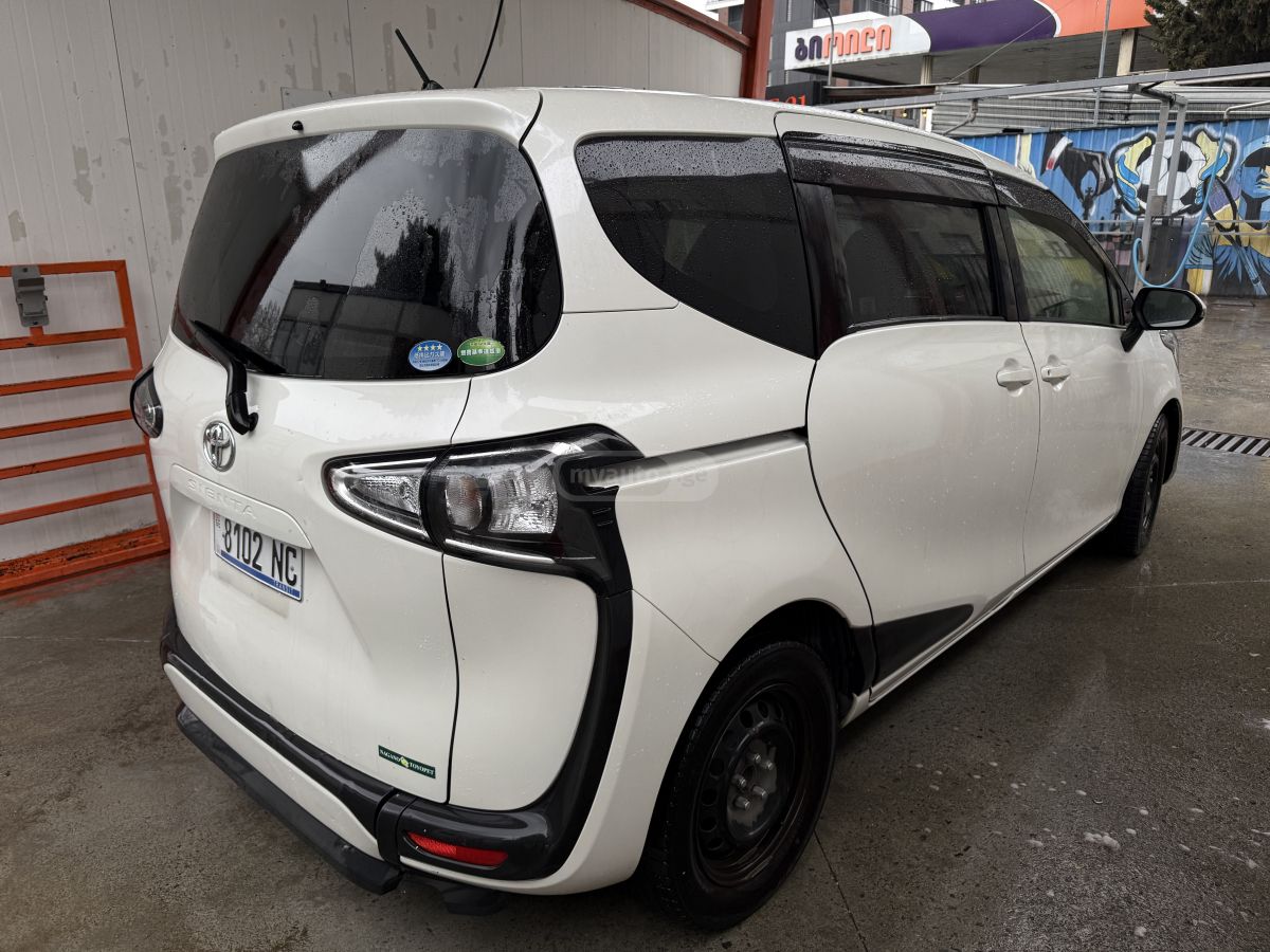 Toyota Sienta - фото 6