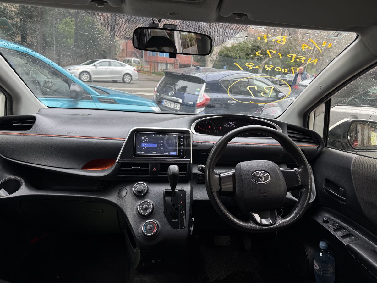 Toyota Sienta - фото 7