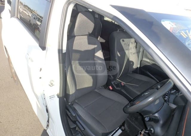 Toyota Sienta - фото 8