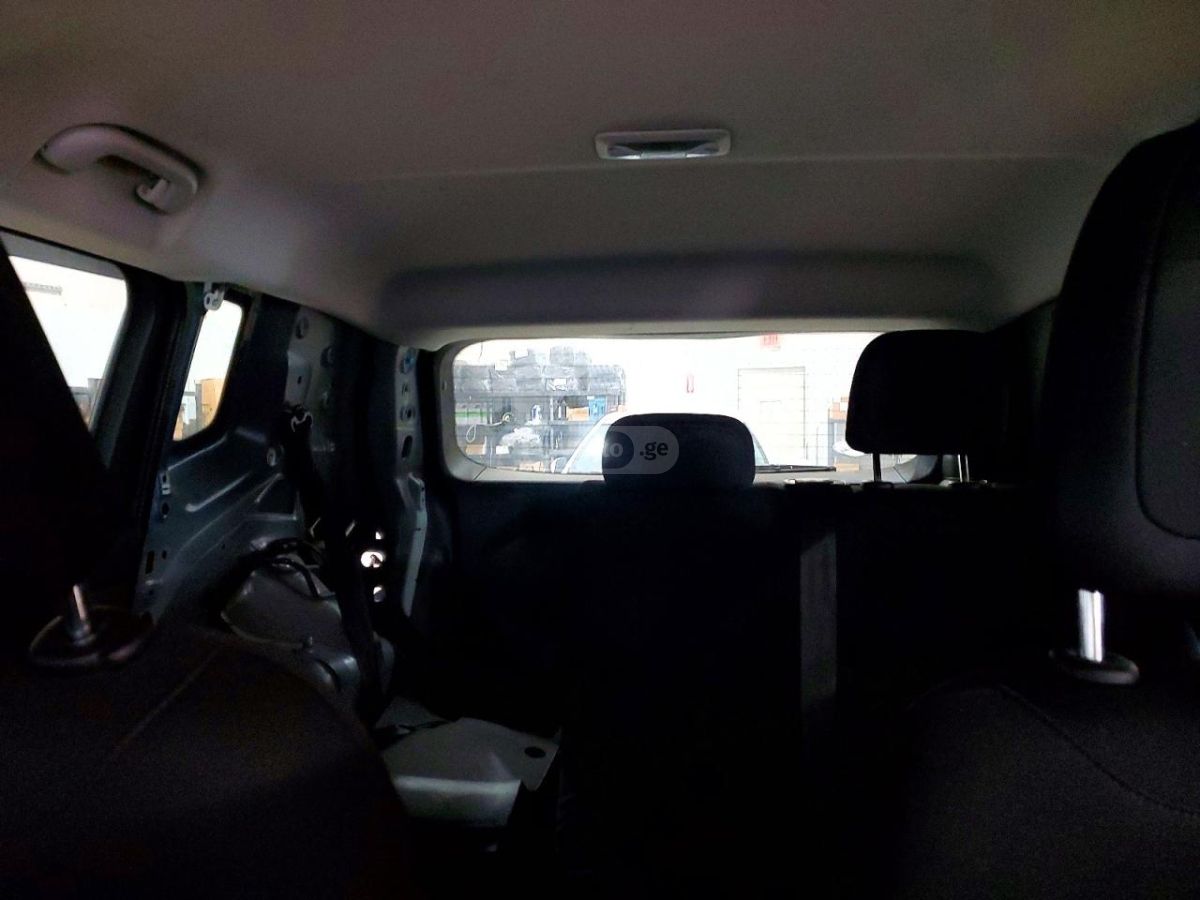 Jeep Renegade 2023 — миниатюра 10