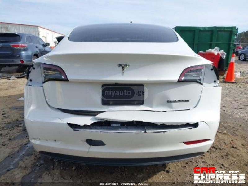 Tesla Model 3 - фото 1