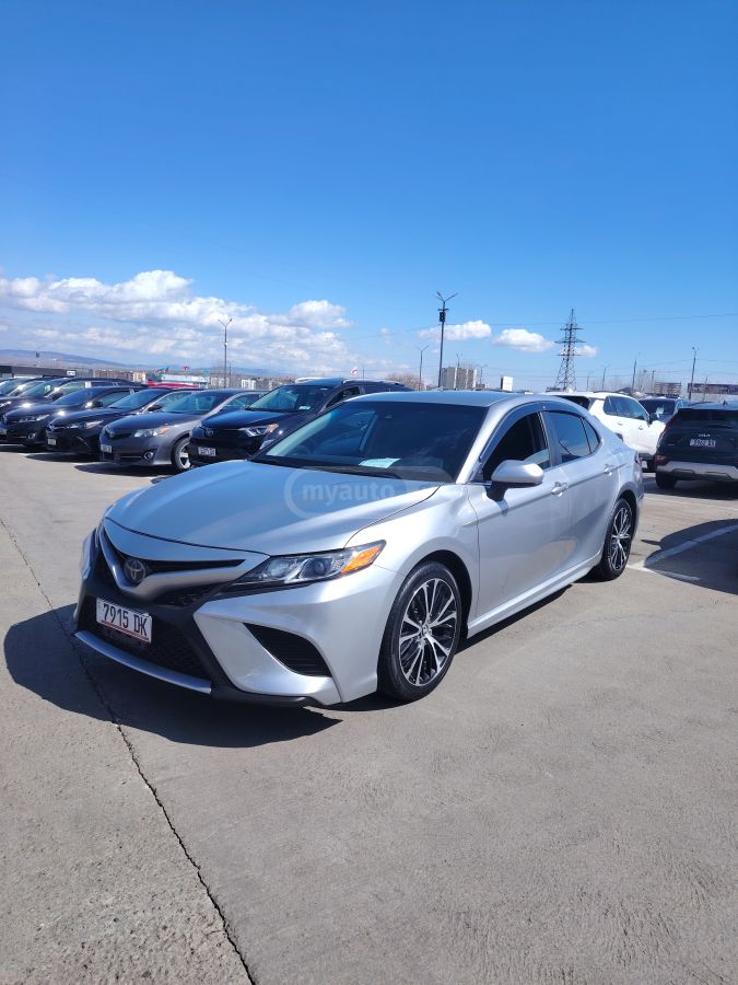 Toyota Camry - фото 1