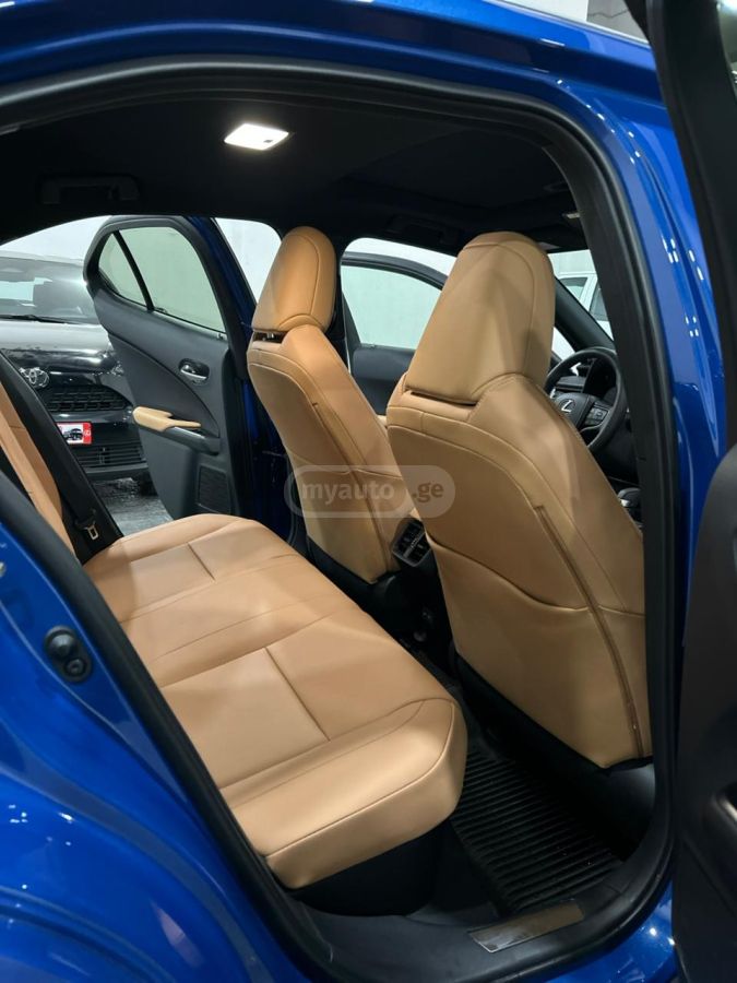 Lexus UX 250 h - фото 10