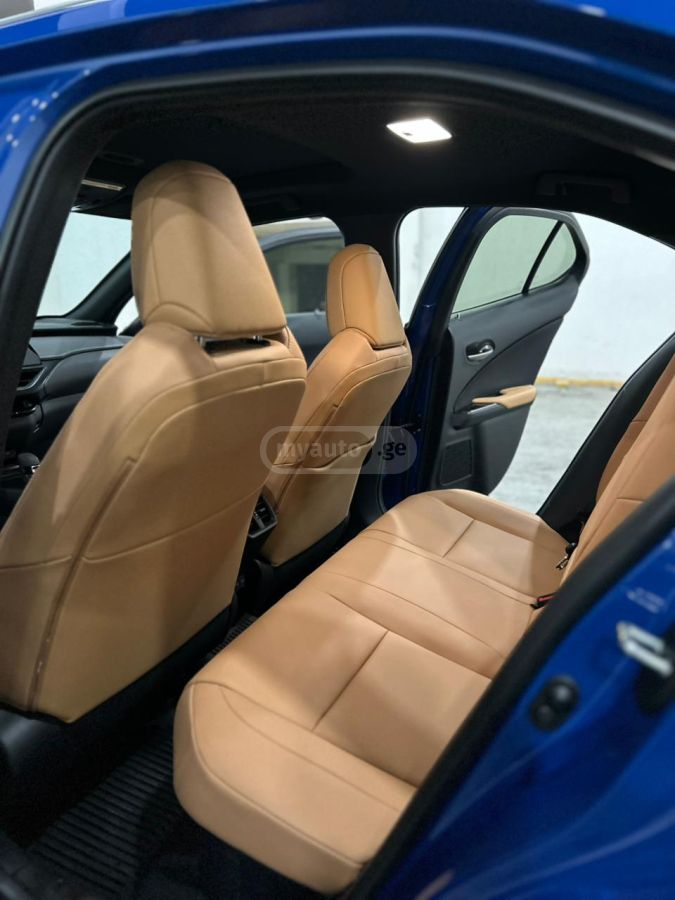 Lexus UX 250 h - фото 9