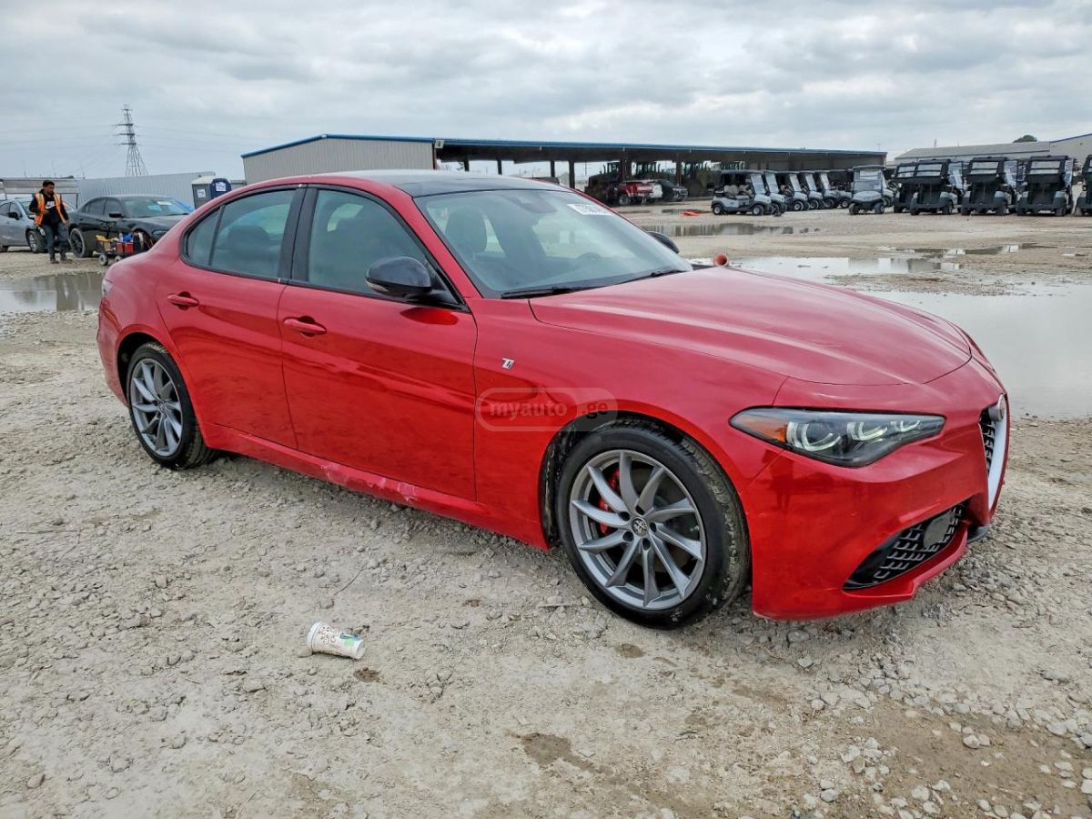 Alfa Romeo Giulia 2024 — миниатюра 4