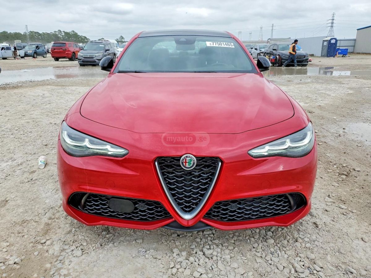 Alfa Romeo Giulia 2024 — миниатюра 5