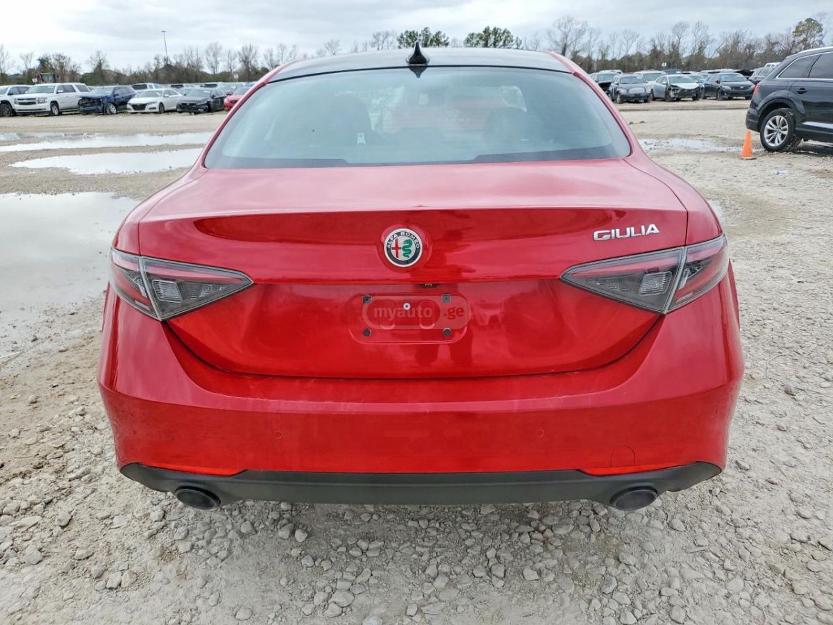 Alfa Romeo Giulia 2024 — миниатюра 6