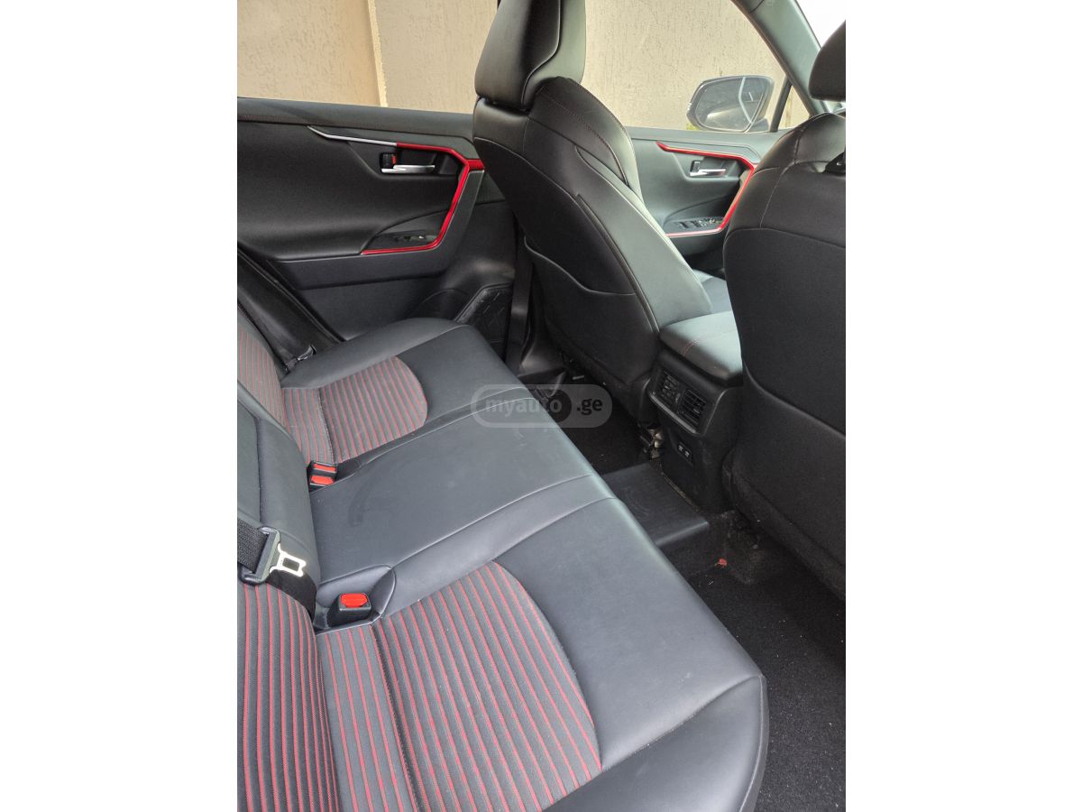 Toyota XSE 4dr All-Wheel Drive CVT — миниатюра 4