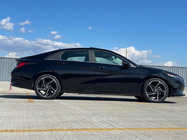 Hyundai Elantra - фото 3