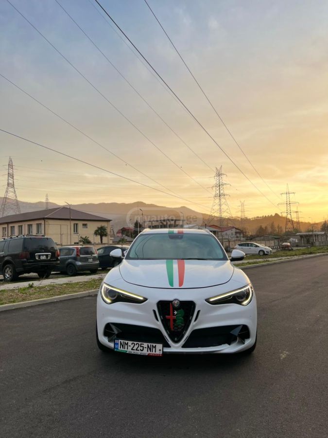 Alfa Romeo Stelvio - фото 1