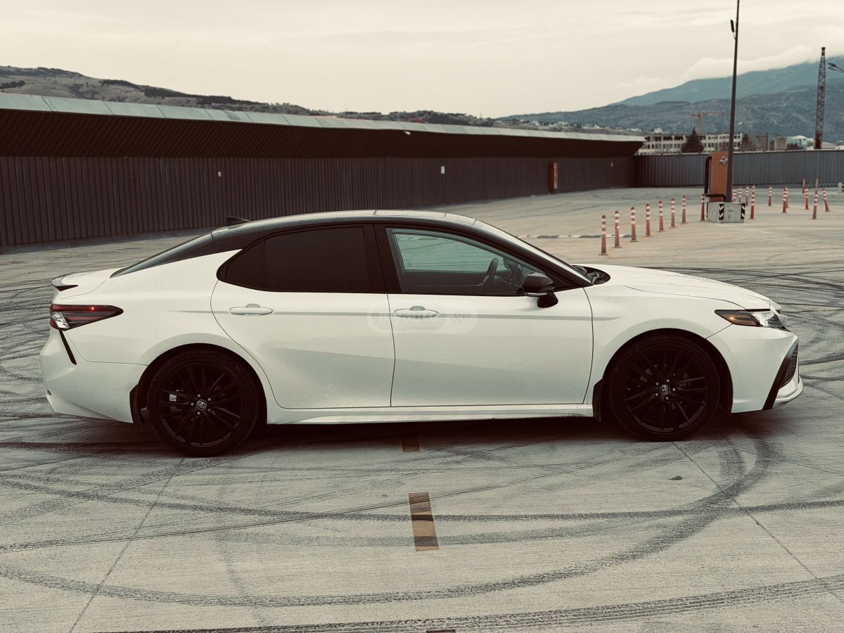 Toyota Camry - фото 1