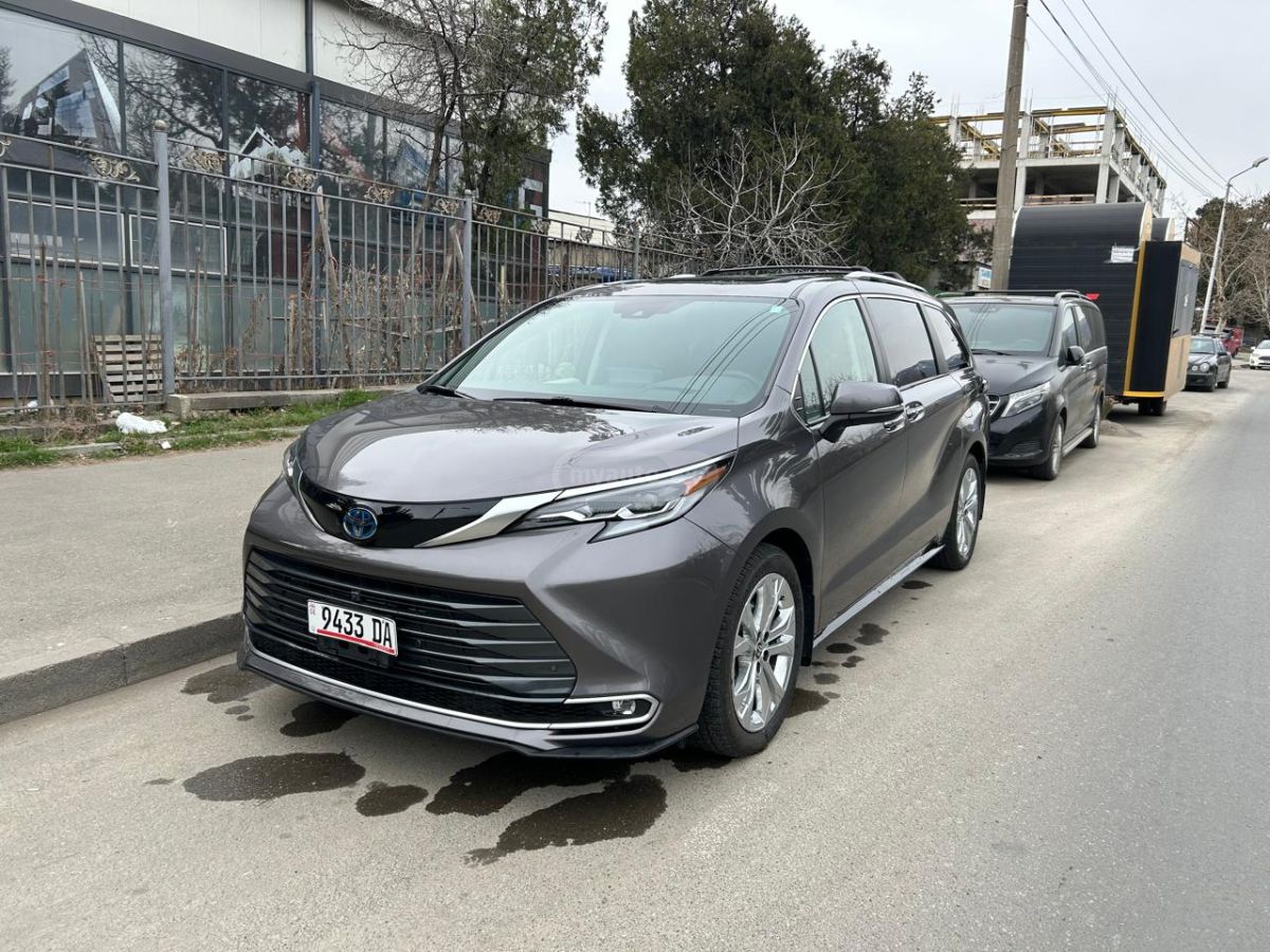Toyota Sienna - фото 1