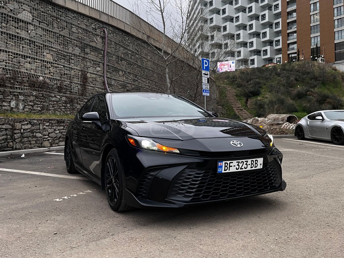 Toyota Camry - фото 1