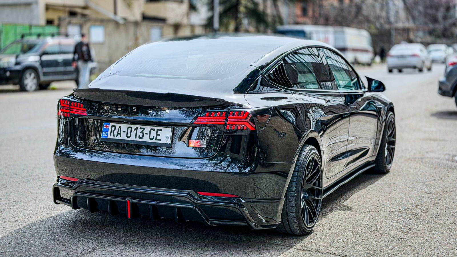 Tesla Model 3 - фото 1