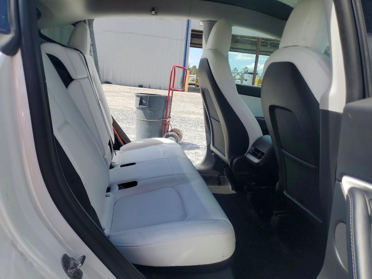 Tesla Model Y - фото 10