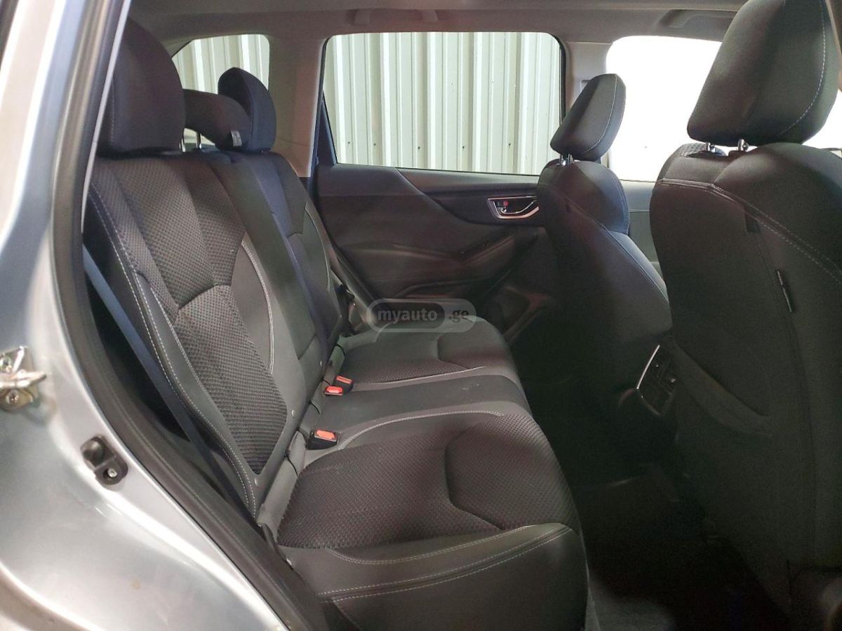 Subaru Premium 4dr All-Wheel Drive CV — миниатюра 11