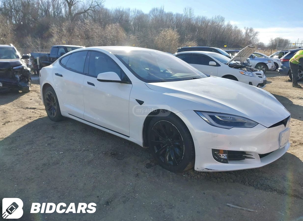 Tesla Model S - фото 1