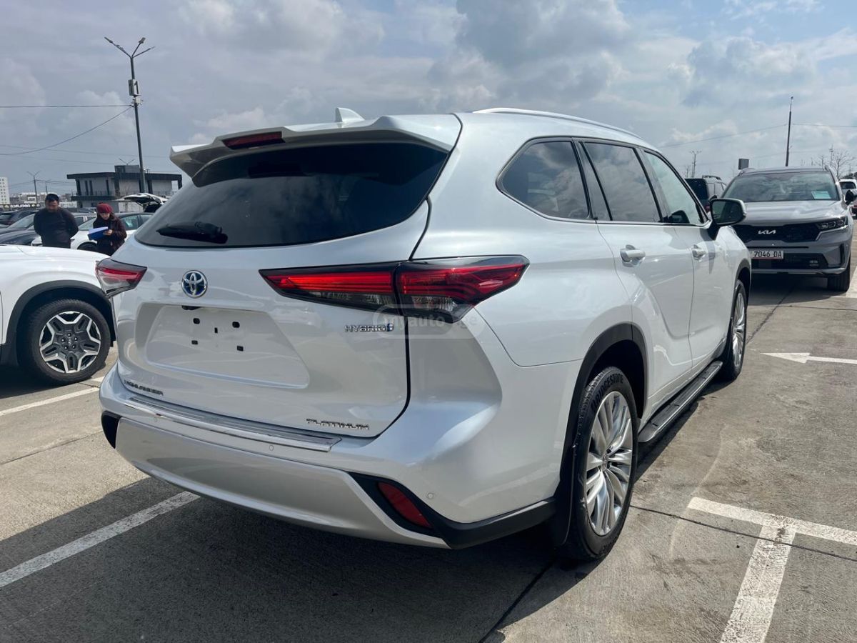 Toyota Platinum 4dr All-Wheel Drive C — миниатюра 5