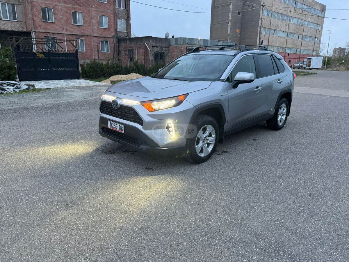 Toyota RAV 4 - фото 1