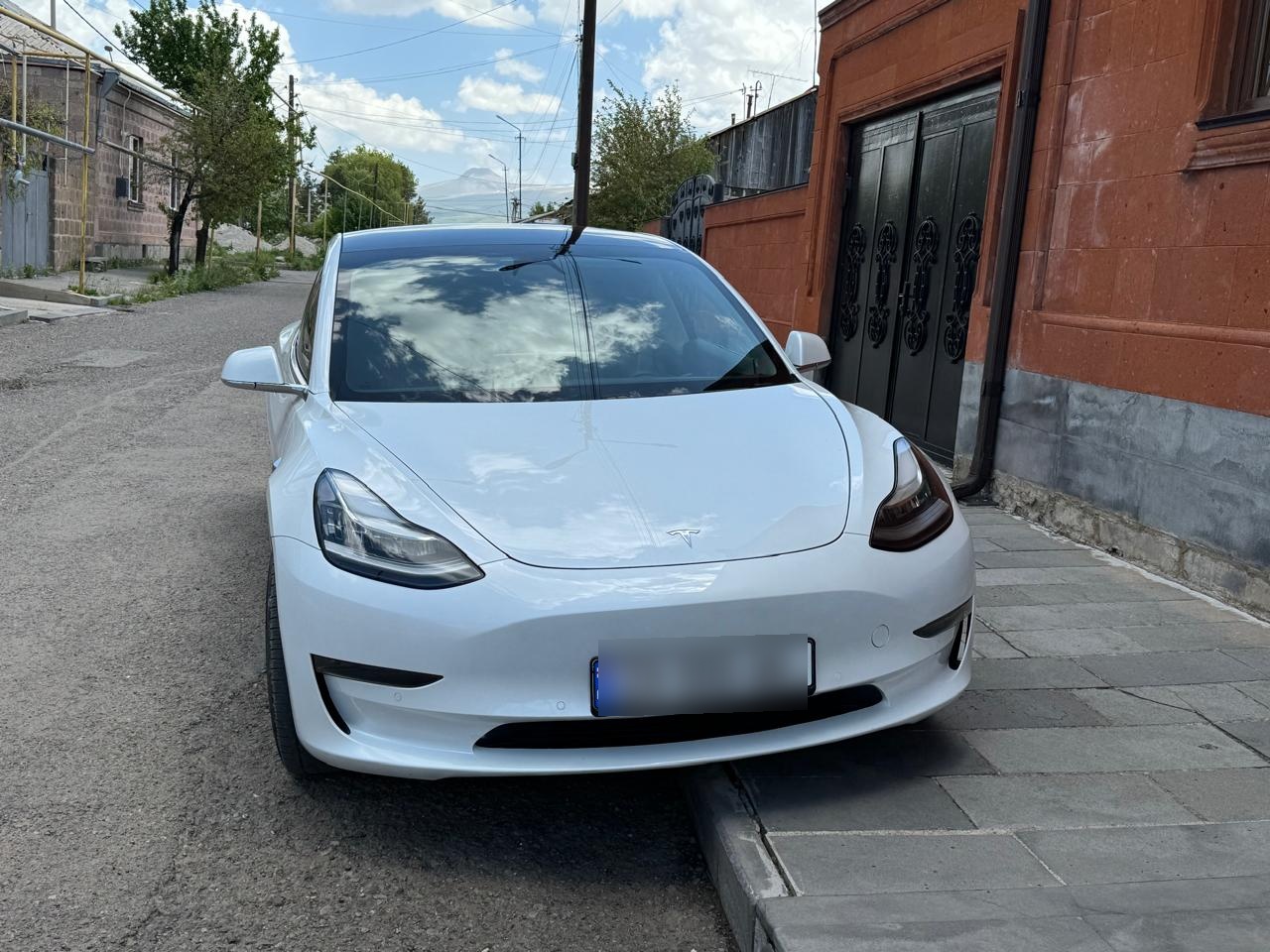 Tesla Model 3 - фото 1
