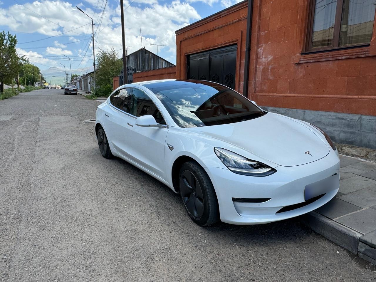 Tesla Model 3 - фото 2