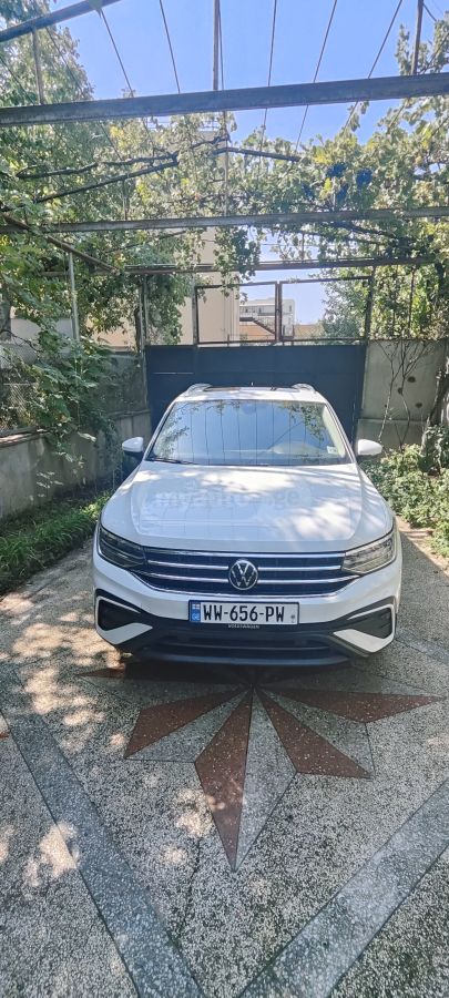 Volkswagen Tiguan SE 2024 — миниатюра 1