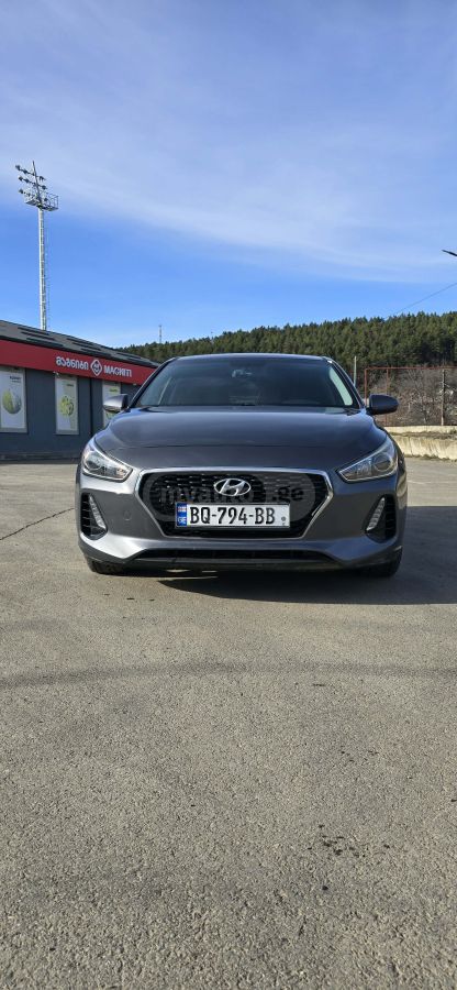 Hyundai Elantra GT - фото 1