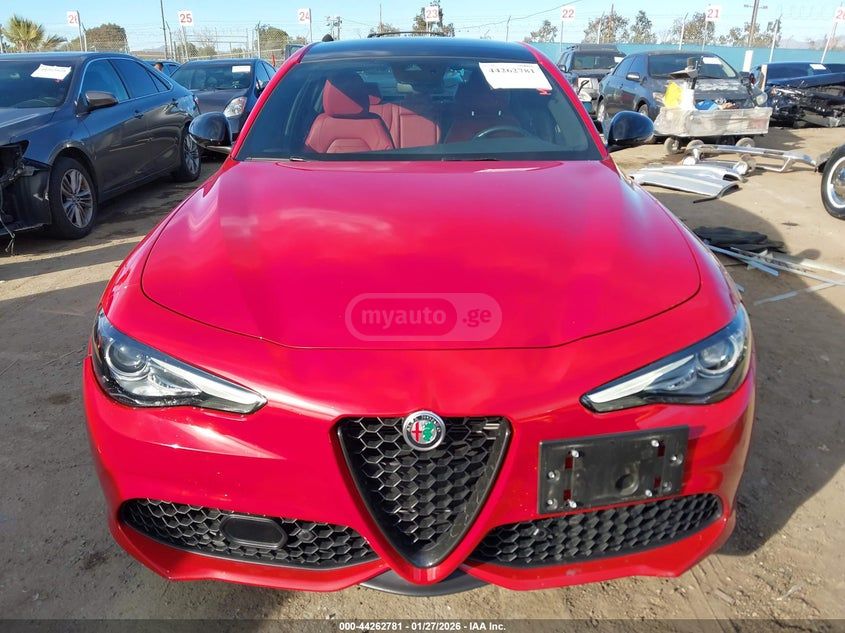 Alfa Romeo Giulia 2023 — миниатюра 11